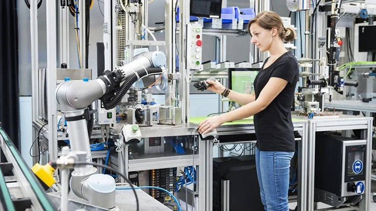 Agile manufacturing systems with learning robots make industrial production viable. 