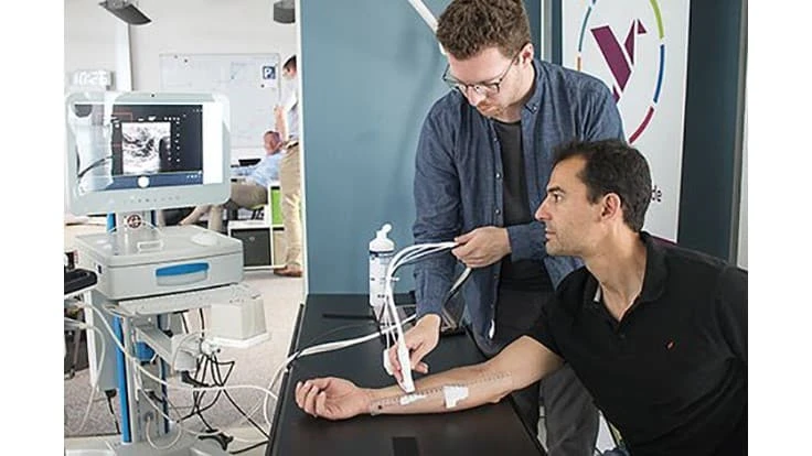 PhD students Jens Ziegle and Dr. Axel Boese (from left) from the INKA research group at Otto von Guericke University Magdeburg test a highly sensitive ultrasound device for the InnoLab IGT.